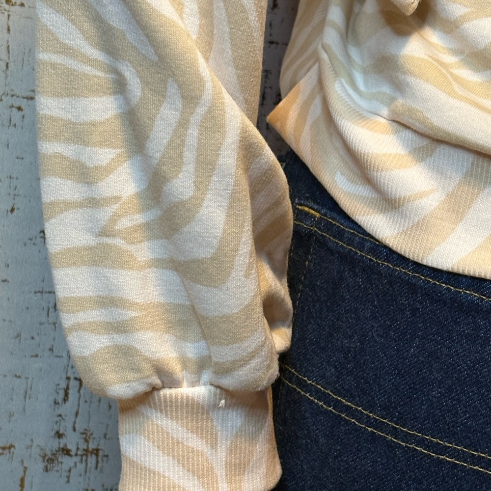 Jessica Simpson Gold and Cream Top - Picture 4 of 7